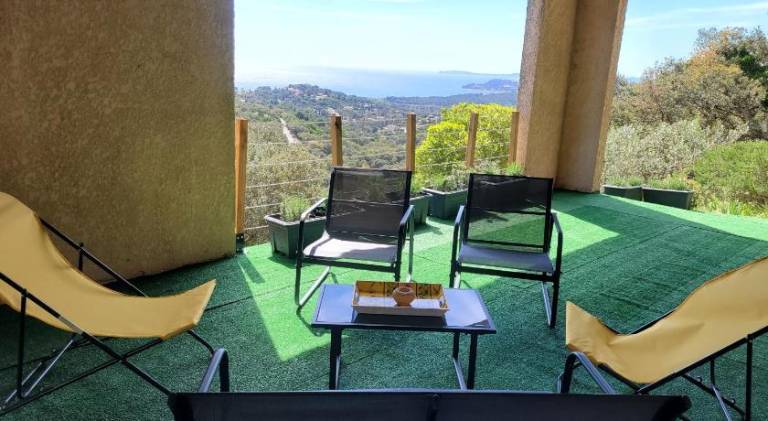 Vacation home with patio, yard & grill — photo 4
