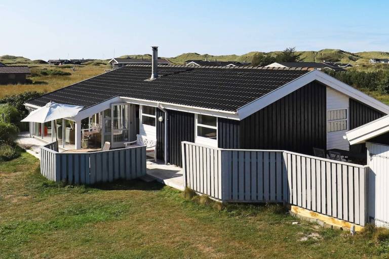 House with sauna, jacuzzi & patio | Next to the beach | Pets allowed in Lokken