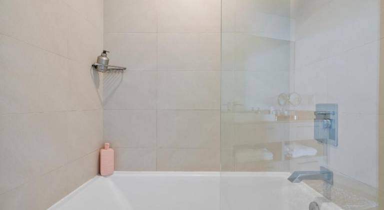 Apartment with jacuzzi & pool — photo 5