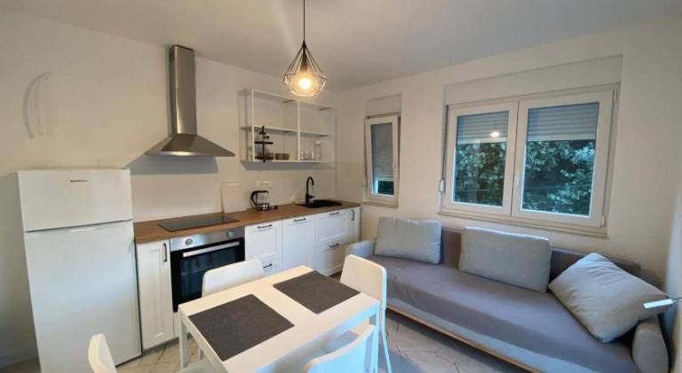 Rental apartment with yard & patio in Biograd na Moru