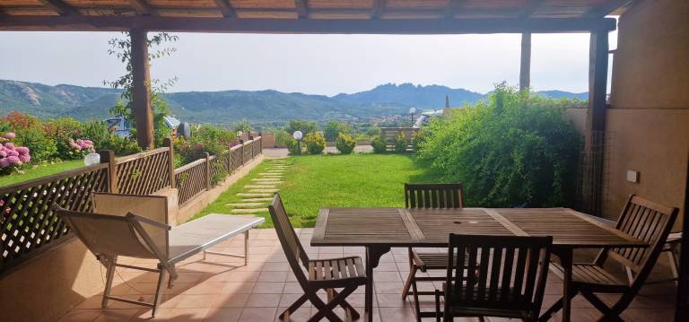Villa with garden | Garden view — photo 4