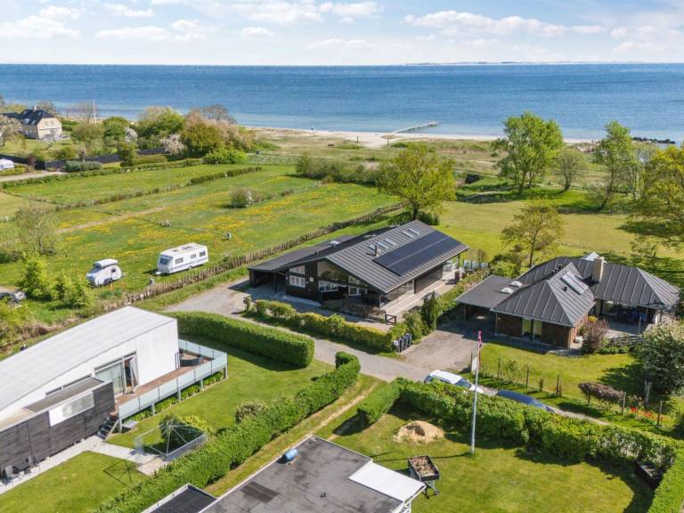 Family-friendly vacation home with barbeque, terrace & garden | Sea view | Pets allowed — photo 4