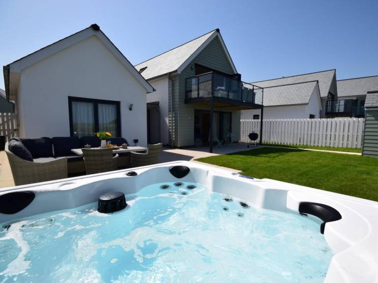 Fully equipped lovely cottage with hot tub & yard | Water view | Pet-friendly — photo 4