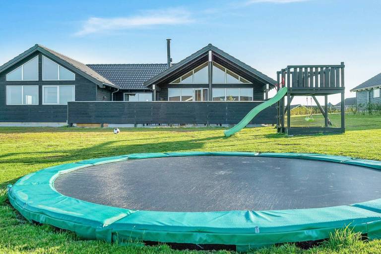 Fully equipped vacation home with sauna, BBQ & pool | Pets allowed — photo 2
