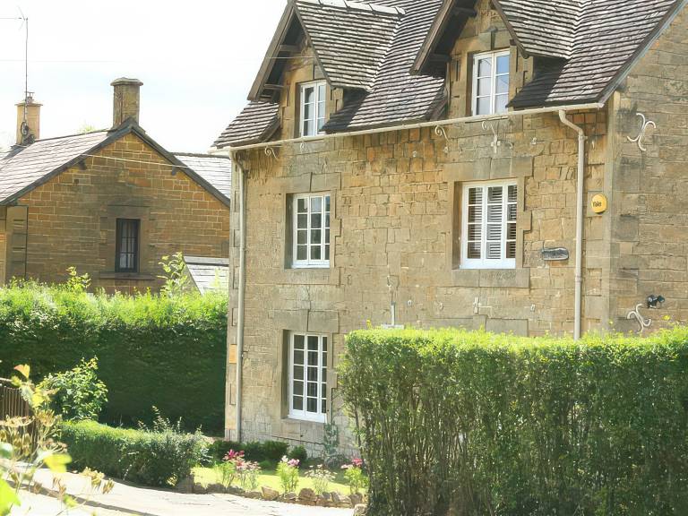 Cottage with garden — photo 2