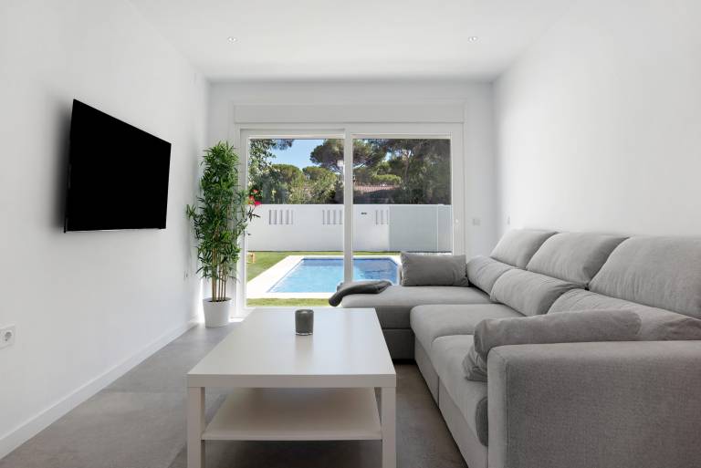 Vacation home with barbecue, yard & patio — photo 3