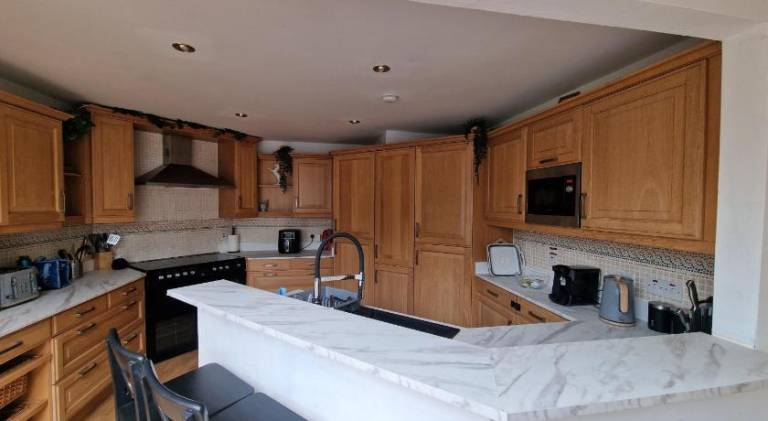 WATERSIDE 3 BED COTTAGE, HOT TUB, SAUNA, PVT BEACH — photo 4
