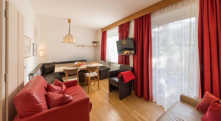Serviced apartment with patio, jacuzzi & pool | Ski nearby | Pets are welcome — photo 2