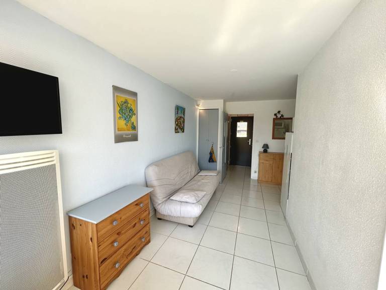 Apartment with pool — photo 2