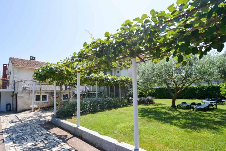 Beautiful apartment with yard, terrace & grill | Close to the beach | Pets are welcome — photo 3