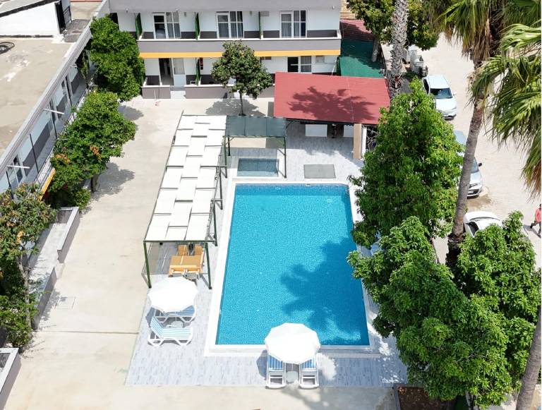 Apartment with patio & yard — photo 2