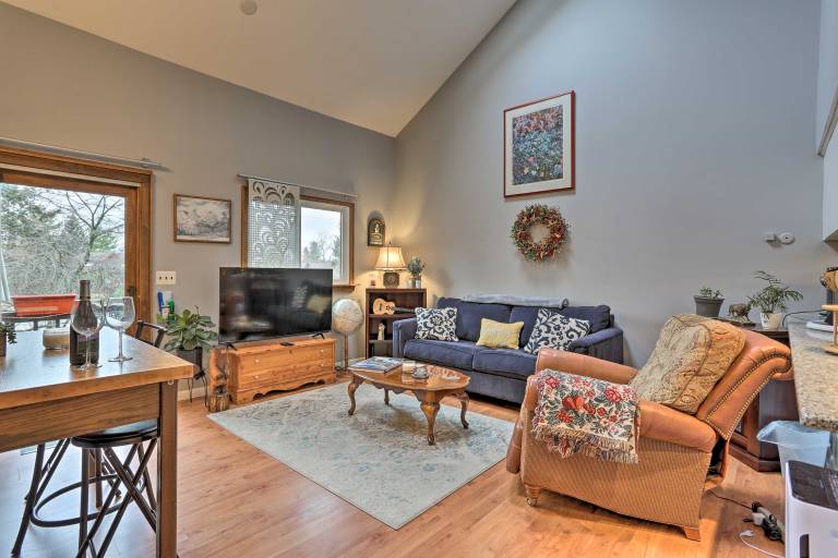 Pet-Friendly Townhome w/ Community Hot Tub! — photo 5
