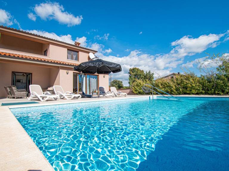 Beautiful vacation home with private pool & patio | Dogs allowed in Pula
