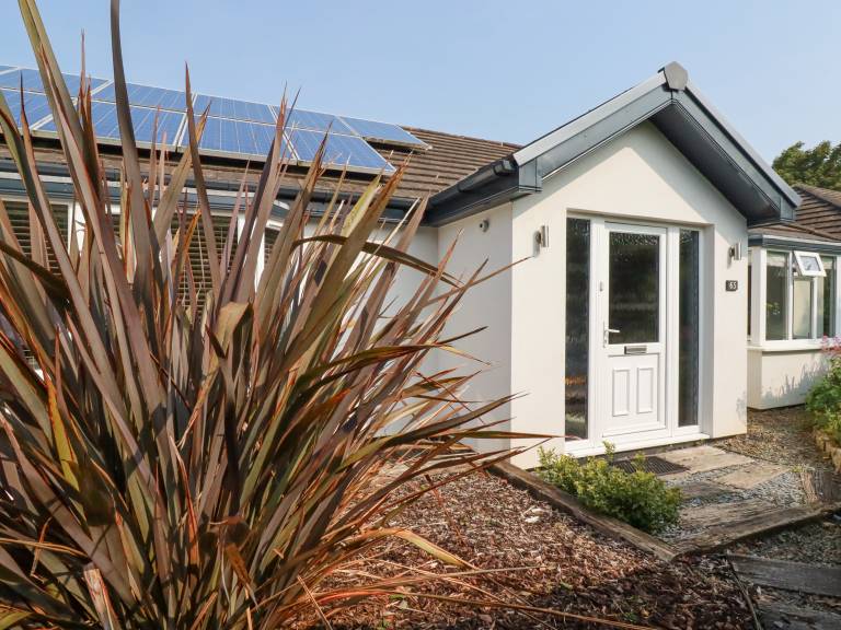 Cottage with yard | Beach view — photo 2