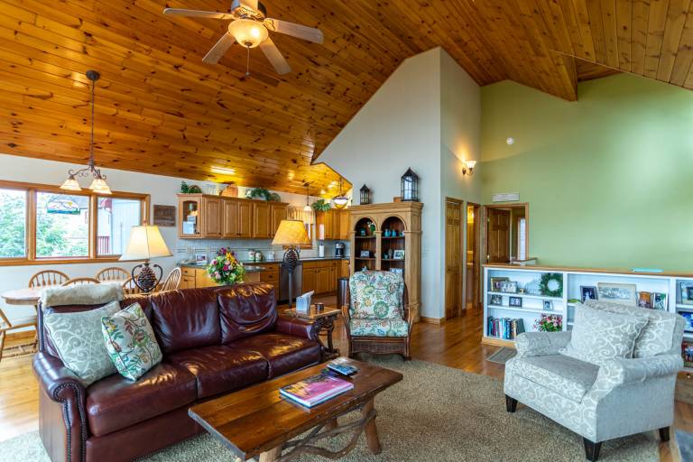 1 Amazing View - Great location, cozy, Foosball table and hot tub! — photo 4