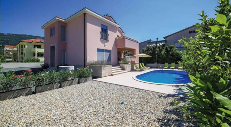 Vacation home with pool — photo 3