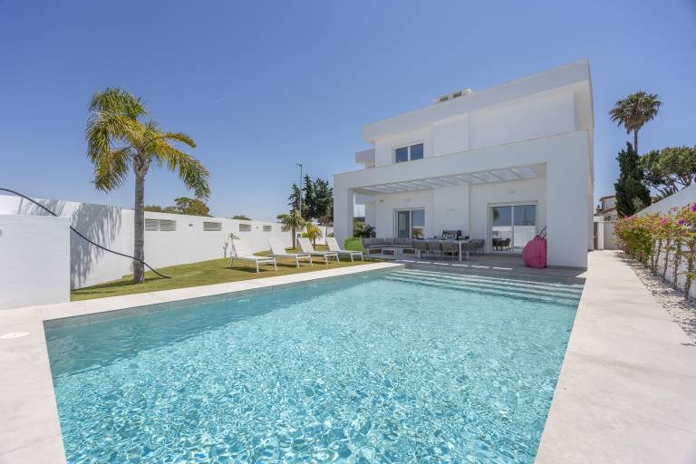 Villa with fast internet, private pool & garden | River view | Pet-friendly in Chiclana de la Frontera