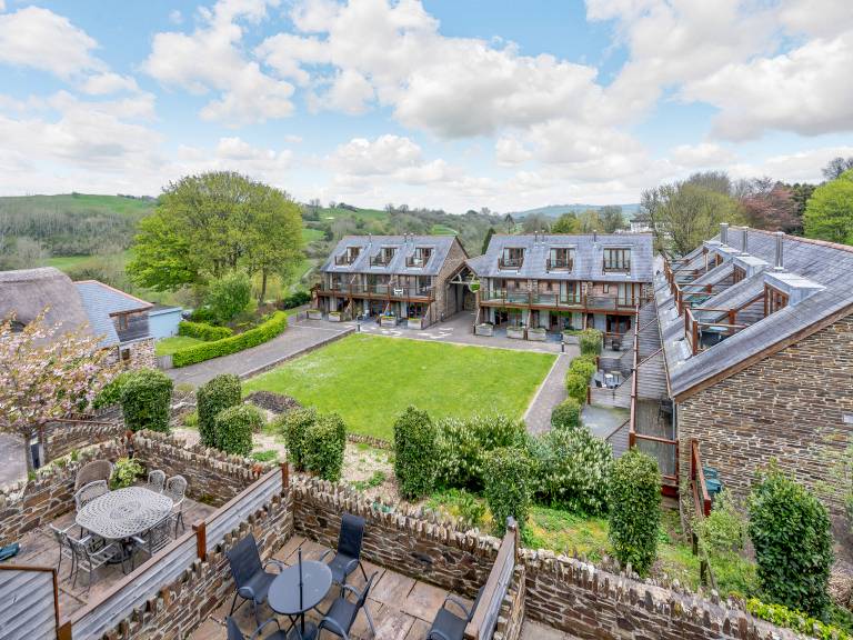 Cottage with sauna, yard & pool | River view in Dartmouth
