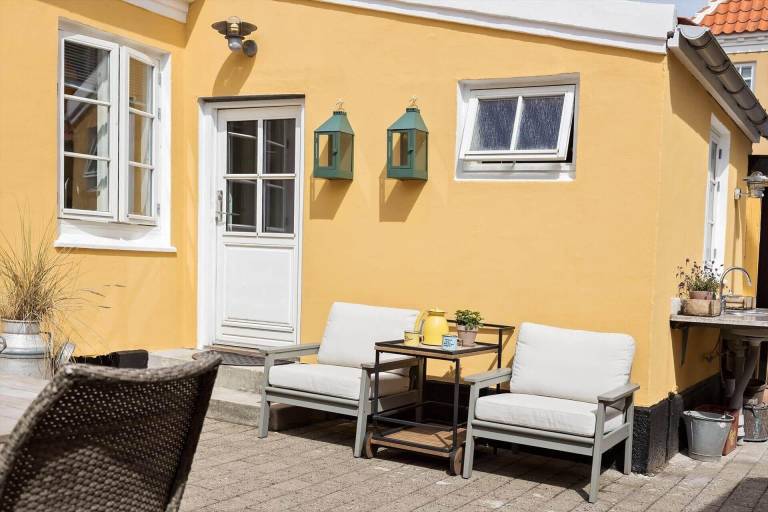 Vacation home with jacuzzi, yard & BBQ in Skagen