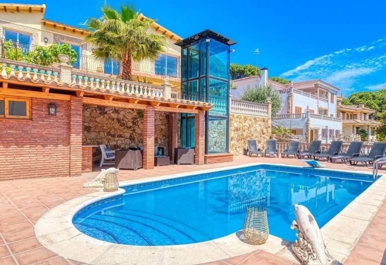 Villa with private pool, garden & grill | Garden view — photo 2