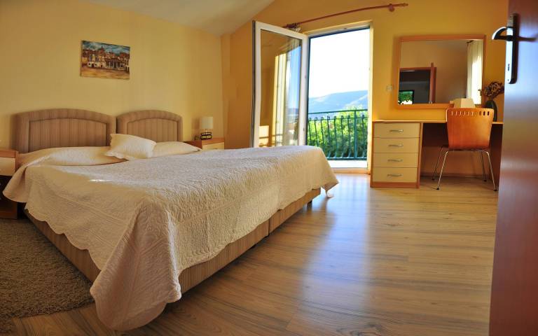 Child-friendly dedicated room with pool & patio | Dogs allowed — photo 5