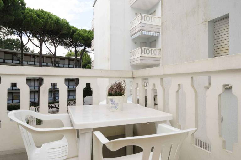 Apartment with pool & yard — photo 2