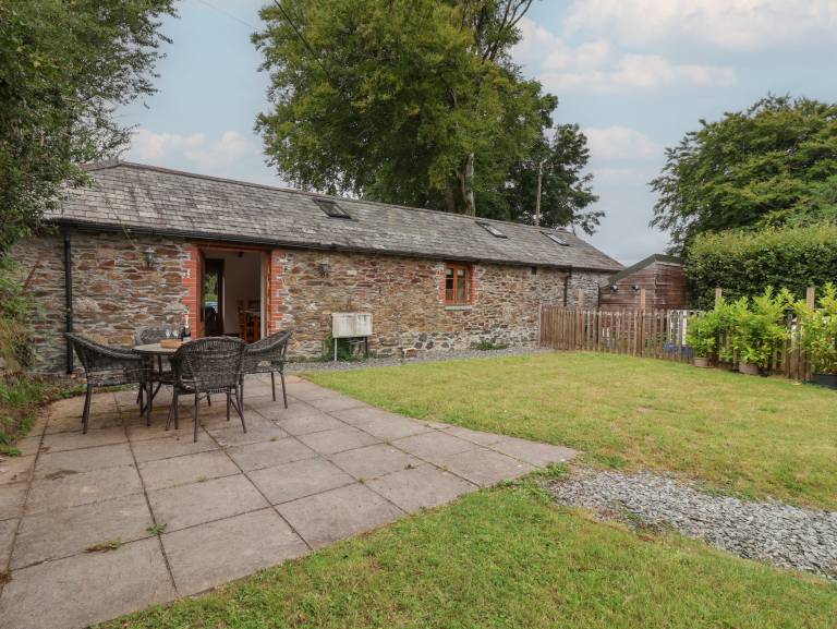 Cottage with yard — photo 4