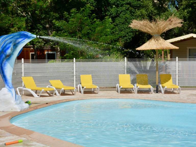 Nice chalet with pool & patio | Pets are welcome — photo 2