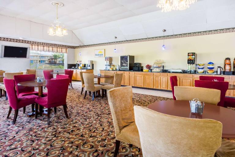 Days Inn by Wyndham Staunton South — photo 4