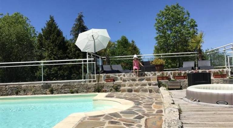 House with pool — photo 4