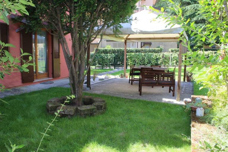 Apartment with yard — photo 3