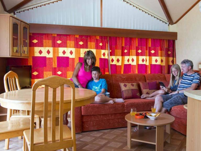 Children-friendly mobile home with patio & pool | Pet-friendly — photo 5