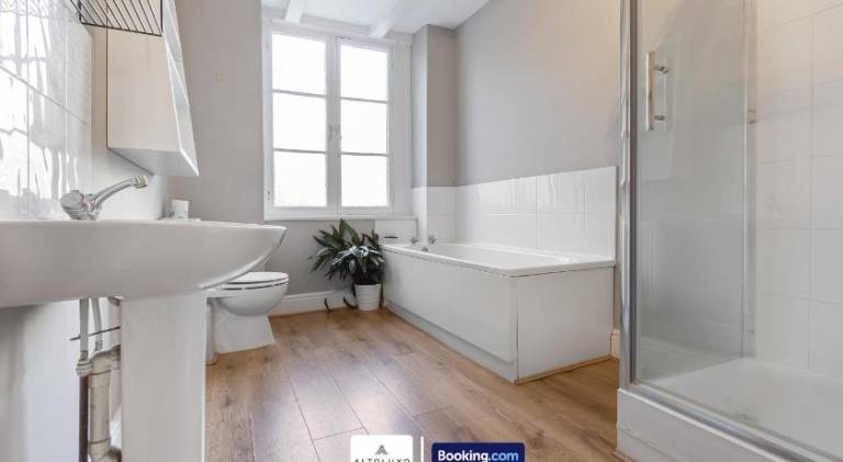 The Ritz 2 Bedroom Serviced Apartment By AltoLuxoExperience Short Lets & Serviced Accommodation With — photo 2