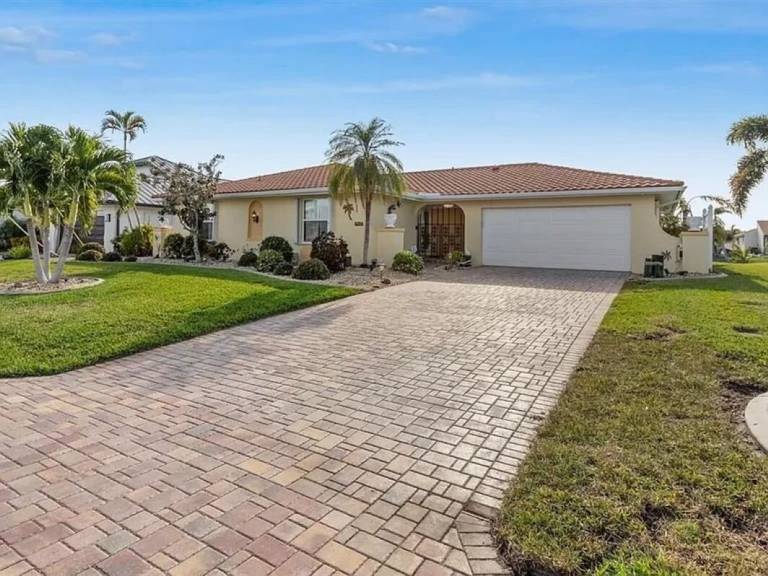 Children-friendly vacation home with patio, barbecue & private pool | Garden view | Dogs allowed — photo 4
