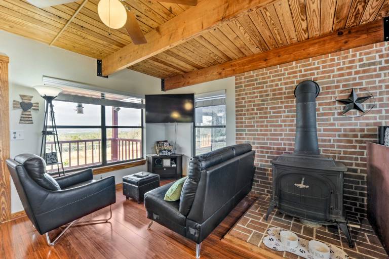 Pet-Friendly Fredericksburg Cabin w/ Hot Tub! — photo 3