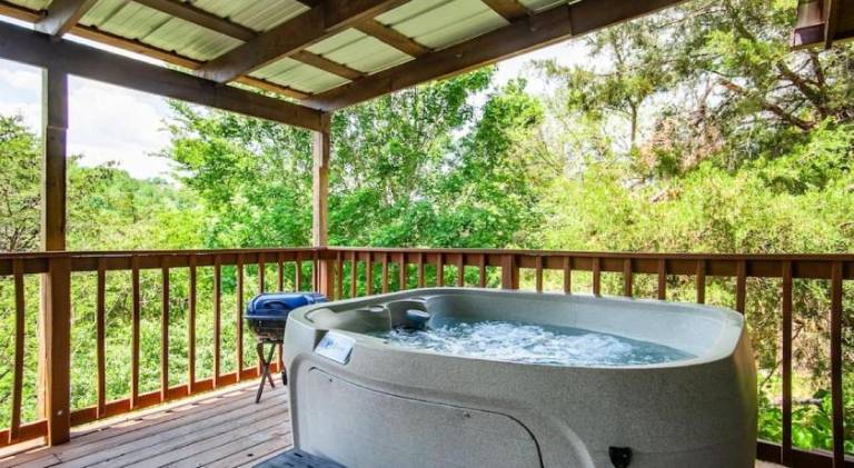 House with hot tub — photo 4