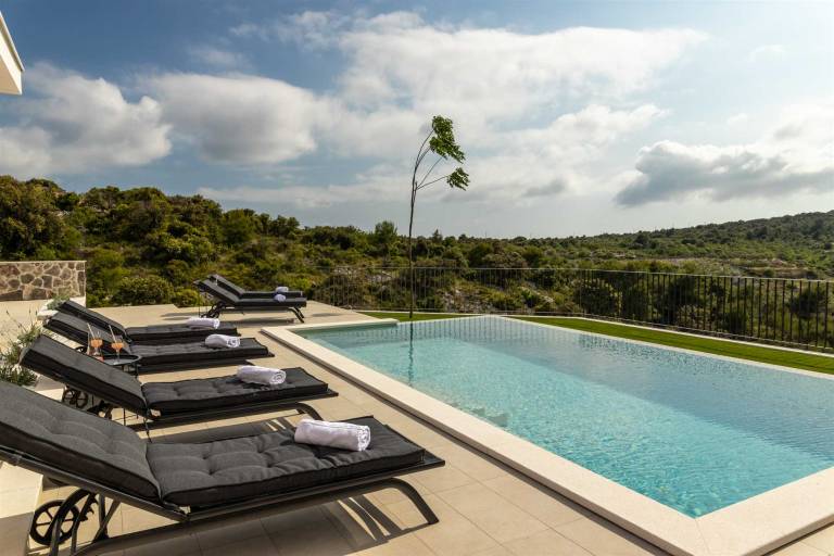 Your Seaview Haven for 8 with Saltwater Pool, close to beaches — photo 2