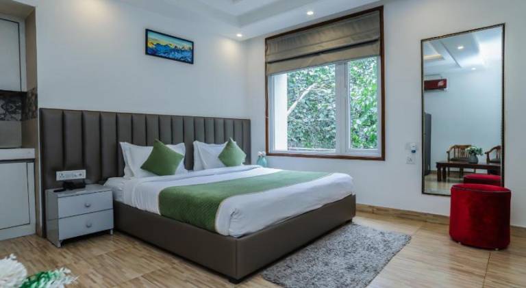 Red Rose Homestay Rooms with Kitchenette