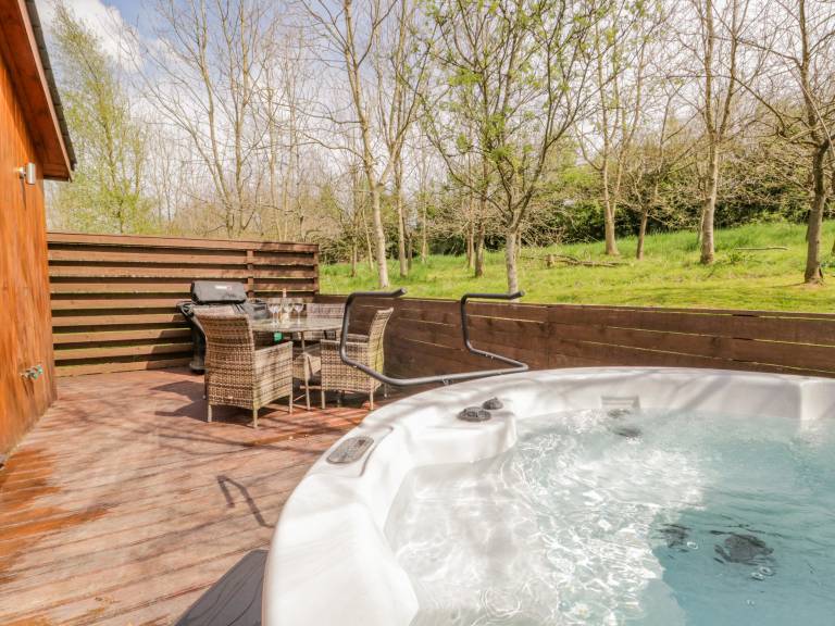 Family-oriented wonderful cottage with yard & hot tub | Pets allowed — photo 2