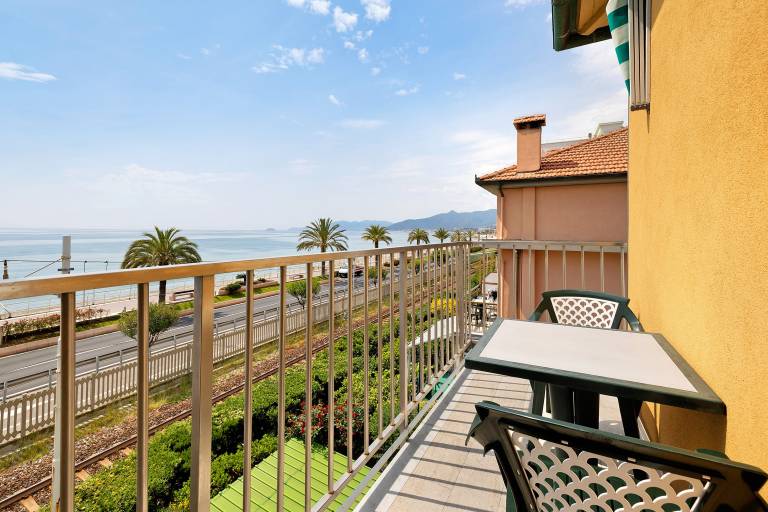 Studio Apartment "Monolocale 9" with Sea View, 2 Balconies & Wi-Fi in Pietra Ligure