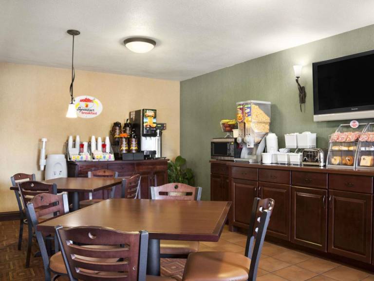Super 8 By Wyndham Fairview Heights-St. Louis — photo 4