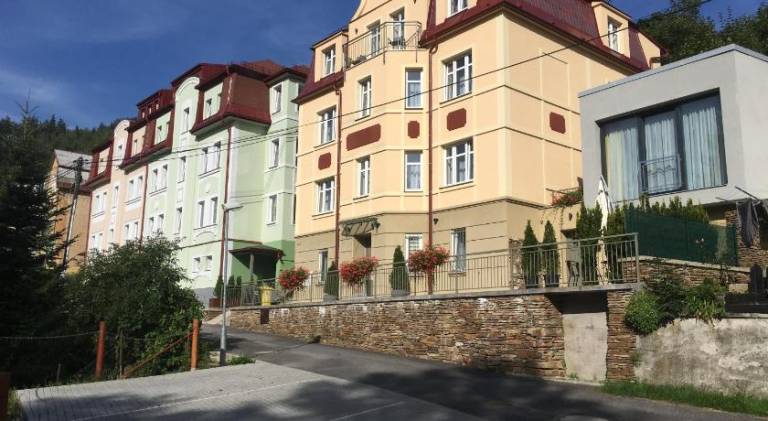 Charming serviced apartment with patio | Pet-friendly — photo 4