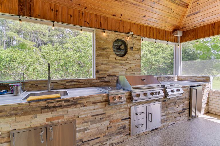 Elegant Home w/ Outdoor Kitchen in Robertsdale — photo 2