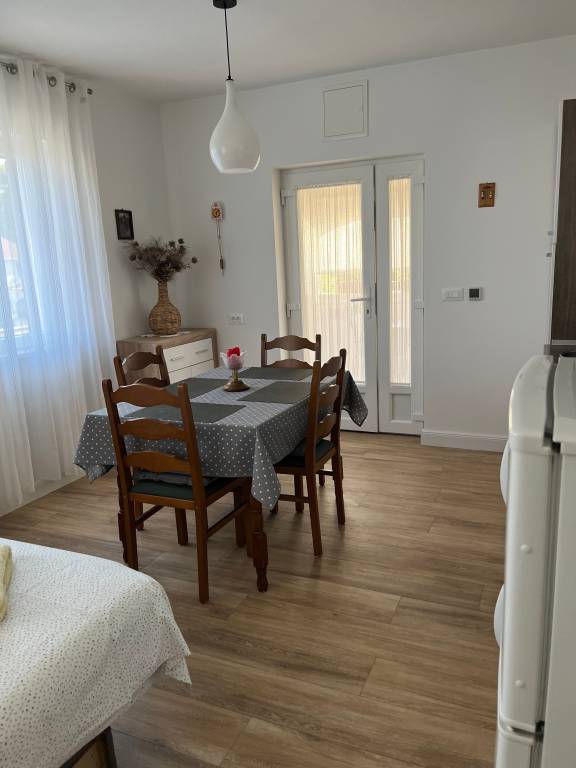 Apartment with garden, barbeque & patio — photo 4
