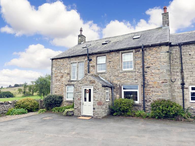 Cottage with garden & hot tub in Brampton