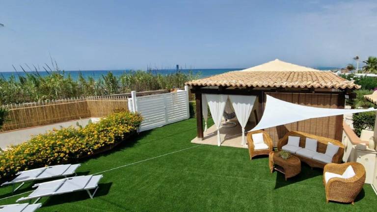 Family-oriented beautiful villa with pool, terrace & grill | Beach nearby | Good for workation | Pet-friendly in Ragusa