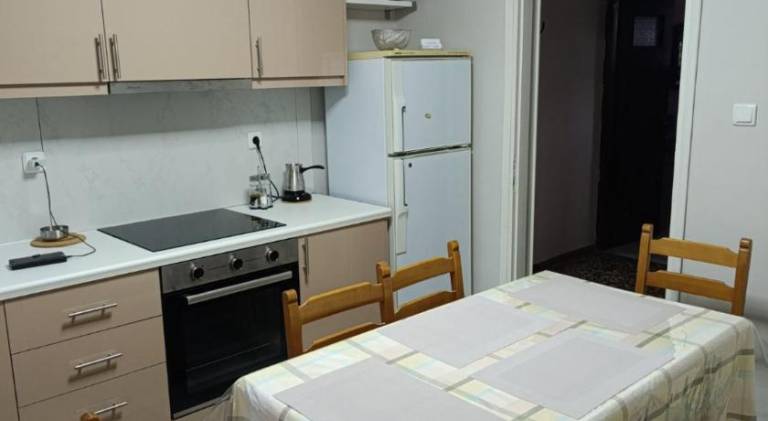 Rental apartment with yard & patio — photo 3