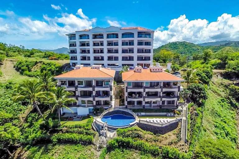 Beautiful Condo in Peaceful Cliffside Location with a Private Balcony & Stunning Ocean and Mountain Views — photo 4