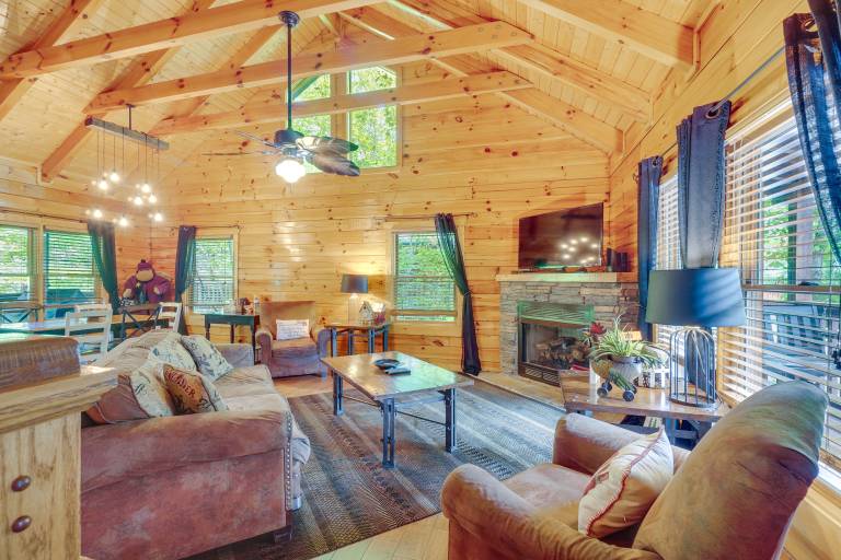 Pigeon Forge Cabin w/ Pool Table & Deck Near Town! in Pigeon Forge, TN