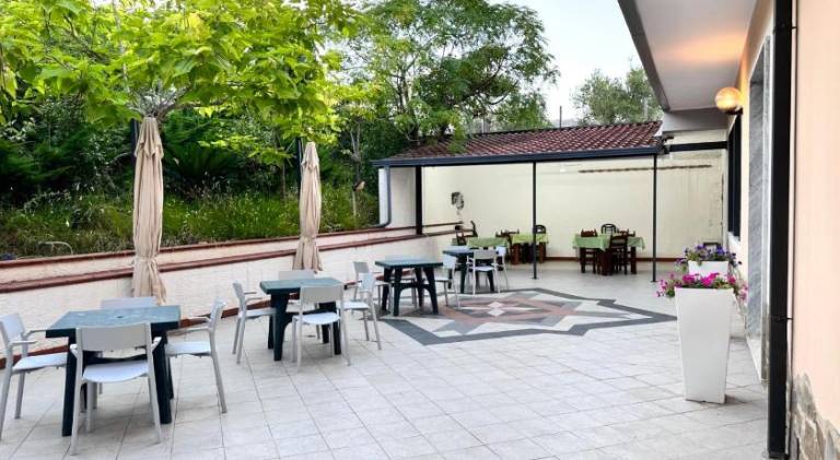 Rental apartment with patio, yard & BBQ — photo 4